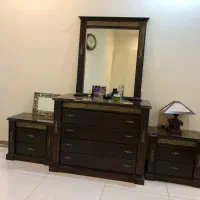 فروش یک عدد میزآرایش به همراه آینه و پاتختی ها