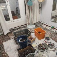 پنکه ایستاده قدیمی تعداد زیادی لوازم تعمیر پنکه