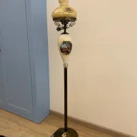 آباژور ایستاده کنار سالنی سلطنتی نو|چراغ خواب و آباژور|رشت, علی آباد|دیوار