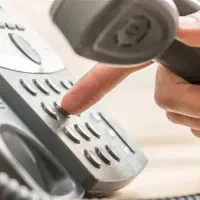 فروشنده تلفنی با روحیه بالا