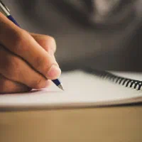 فیلمنامه نویس خانم جوان