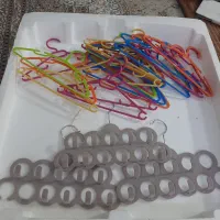 تعدادی چوب لباسی سایز کوچک