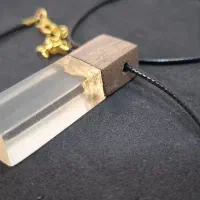 گردنبند چوب و رزین مکعبی طلایی