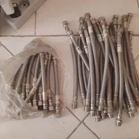 تعدادی شلنگ دو سر مهره ۳/۸ با شیر رادیاتور ۱/۲