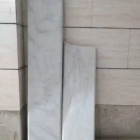 سنگ روی دیوار به طول دو متر