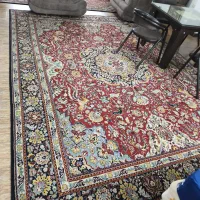 تعدادی از لوازم منزل فرش بخاری میز جلو مبلی