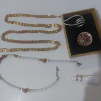 باهم گوشواره انگشتر گردنبند زنجیر رو لباسی