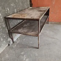 میز کار آهنی ، پالت ،مقداری لوازم
