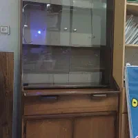 کتابخانه شیشه دار با نورپردازی آرام بخش
