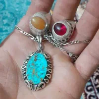 فرش و گردنبند نقره انگشتر