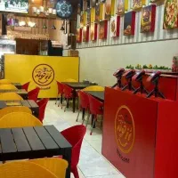 صندقدار خانم در دو شیفت صبح و شب فست فود