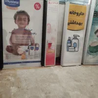 تعدادی تابلو بزرگ و بوفه