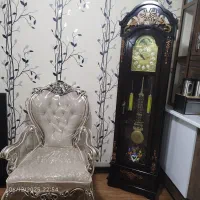 ساعت کنار سالن