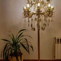 لوسترتالاری لاله ، ایستاده و رومیزی کنارسالنی مجلل