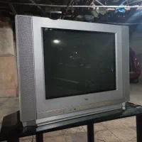 دو دستگاه تلویزیون و یک عدد میز