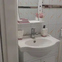 روشویی به همراه شیر و آینه و وسایل دستشویی