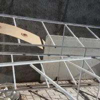 میز و طبق بزرگ میوه فلزی، به همراه خرک فلزی