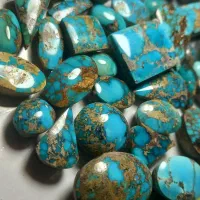 ۵۰ عدد نگین فیروزه نیشابور رگه طلایی