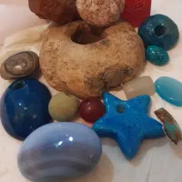 سنگ  قدیمی  و   تعدادی  مهره