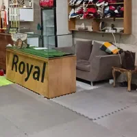 یک عدد میز ویترینی ودکور پشت سر