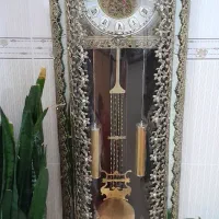 ساعت برنزی ایستادە