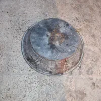 تعدادی     دبه  نو نو و یک عدد طشت قدیمی|ظروف نگهدارنده، پلاستیکی، یکبارمصرف|اردبیل, |دیوار