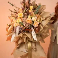 فروشنده خانم پاره وقت در گلفروشی