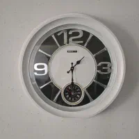 ساعت دیواری بسیار تمیز