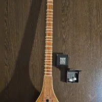 سه تار دست نوازنده