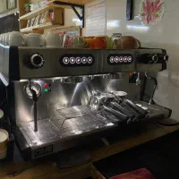 فروشنده خانوم  (شیرینی فروشی و کافه)