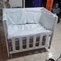 تخت خواب کودک کنار مادر