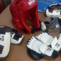 لباس وکلاه وسایل دفایی تکواندو