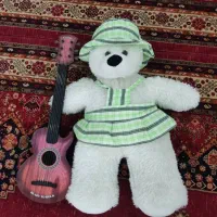 گیتار و خرس عروسکی