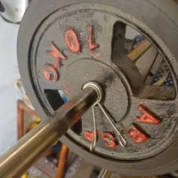 میز پرس همراه دو عدد هالتر و کلی وزنه|تجهیزات ورزشی|مشهد, هدایت|دیوار