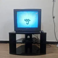 تلوزیون و گیرنده و میز