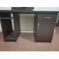 میز تحریر و کامپیوتر