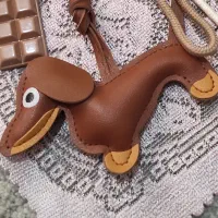 آویز چرمی سگ سوسیسی . بگ چارم