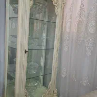 ویترین چوب گردو همراه با وسایل های داخلش