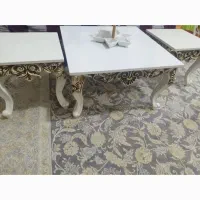 میز وسط مبل و دو عدد گل میز