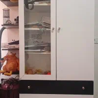 کمد دو در قفسه دار فقط شیشه کمد ترک داره