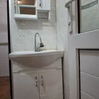 یک عدد روشویی و آیینه