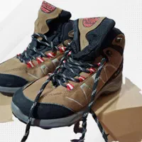 کفش کوهنوردی سایز ۴۰ نو