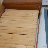 تخت یک نفره ‌کاملا سالم بدون‌  خط وخش در حد نو|تخت و سرویس خواب|شیراز, فرهنگ شهر|دیوار