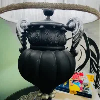 اباژور کنار تخت ی