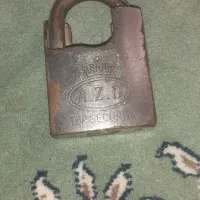 قفل کتابی|کلکسیون اشیاء عتیقه|شیراز, پانصد دستگاه ارتش|دیوار