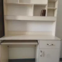 میز کامپیوتر و کتابخانه