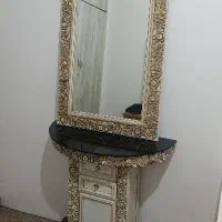 آیینه بزرگ و میز