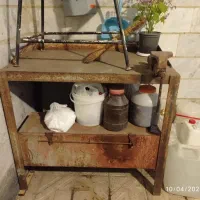 میز کار آهنی ب همراه گیره و باکس ابزار