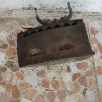 اتو ذغالی 100 ساله|کلکسیون اشیاء عتیقه|چالوس, |دیوار