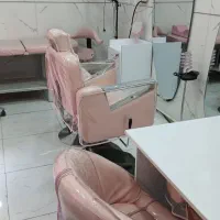 صندلی و آینه آرایشگاه